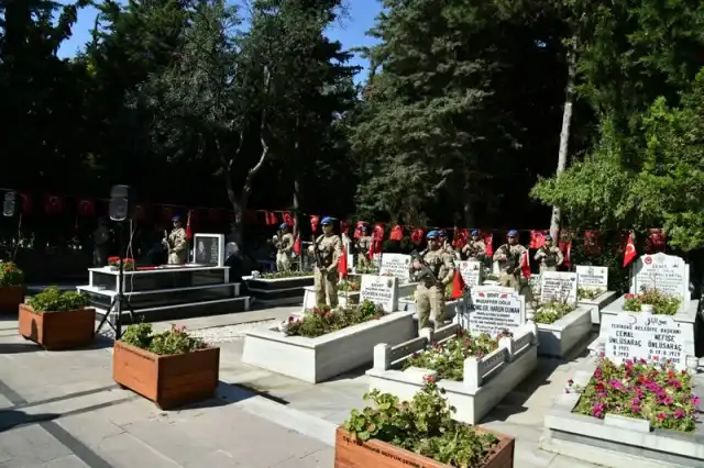 Vali Soytürk 15 Temmuz Demokrasi ve Milli Birlik Günü Münasebetiyle Şehitliği Ziyaret Etti