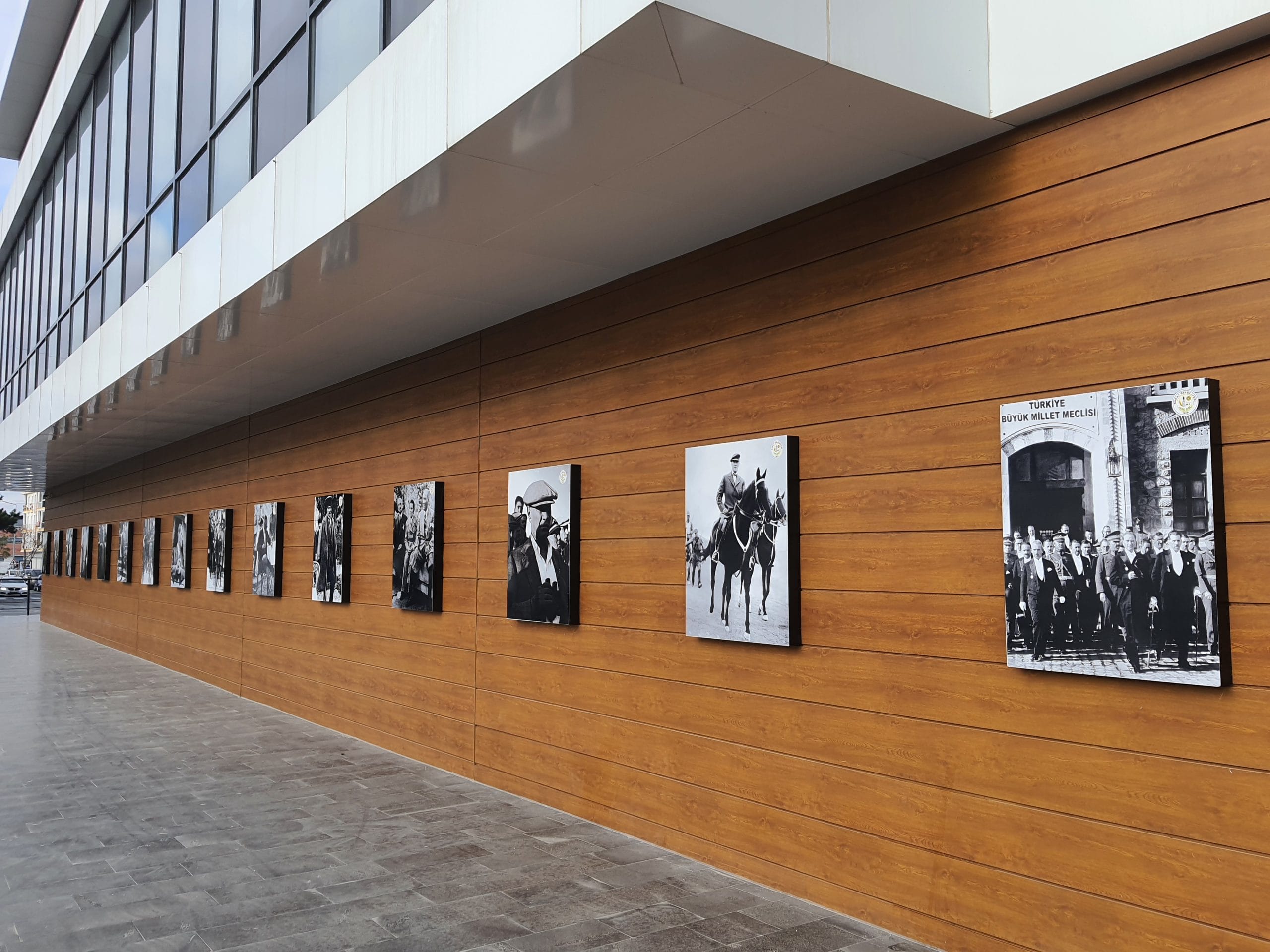 ATATÜRK TABLOLARI AKM’YE ÇOK YAKIŞTI1