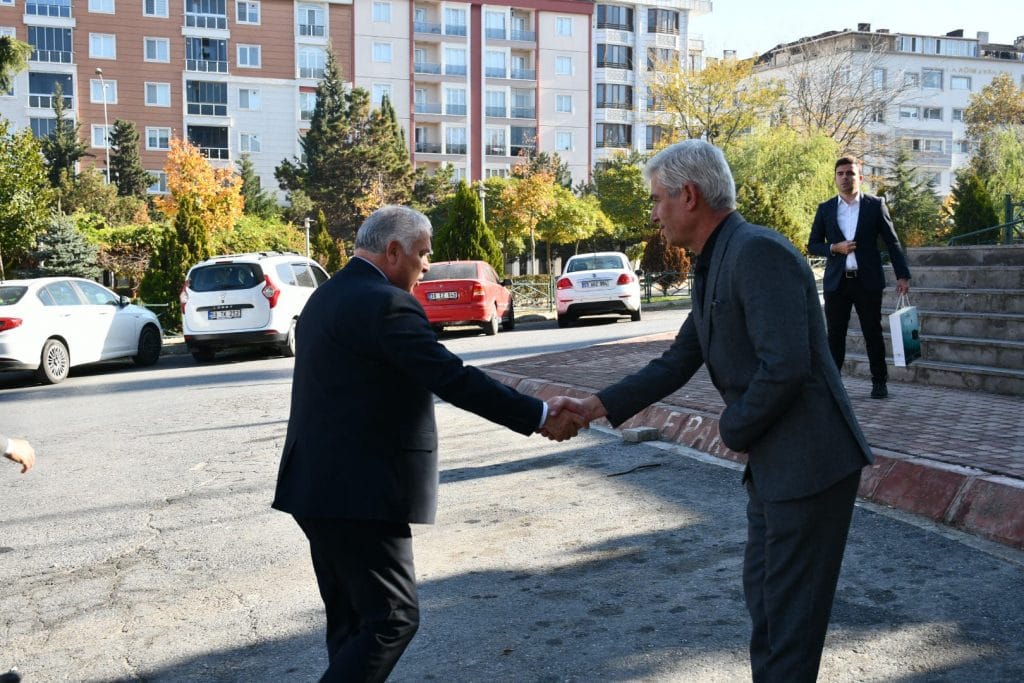 Vali Aziz Yıldırım Veliköy Muhtarı Ersan Albayrak’ı Ziyaret Etti