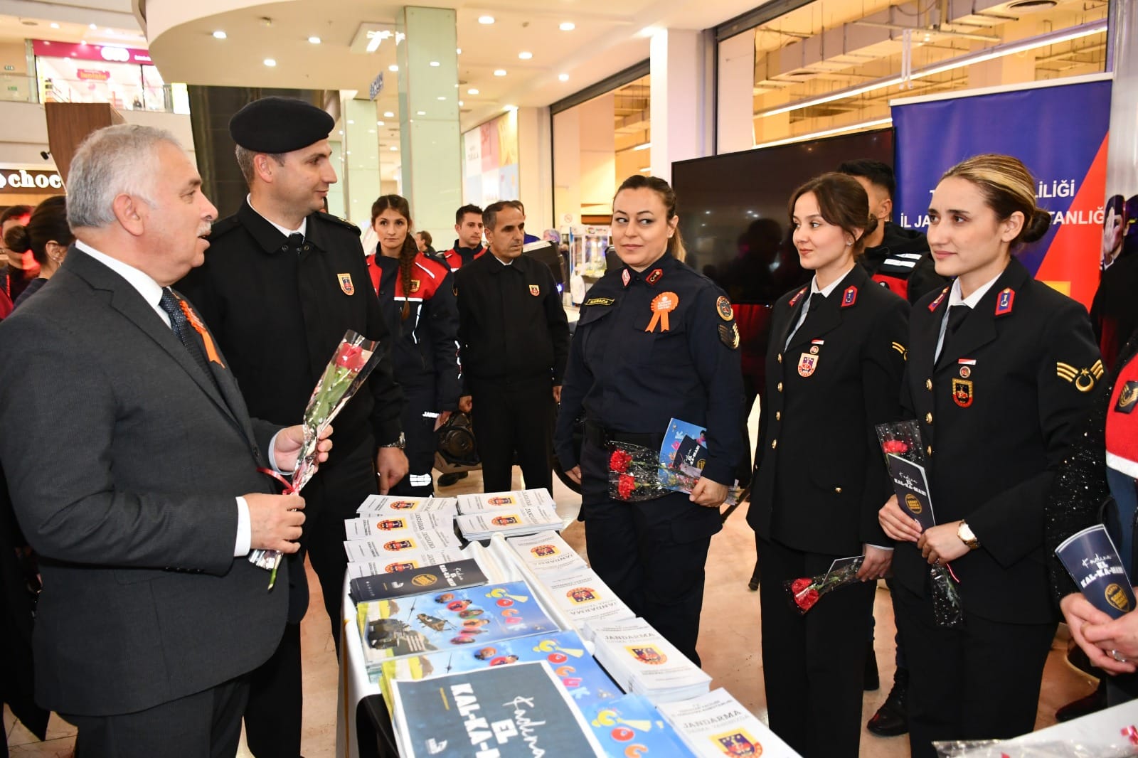 Vali Aziz Yıldırım Kadına Yönelik Şiddete Karşı Farkındalık Oluşturmak Amacıyla Kurulan Standları Ziyaret Etti