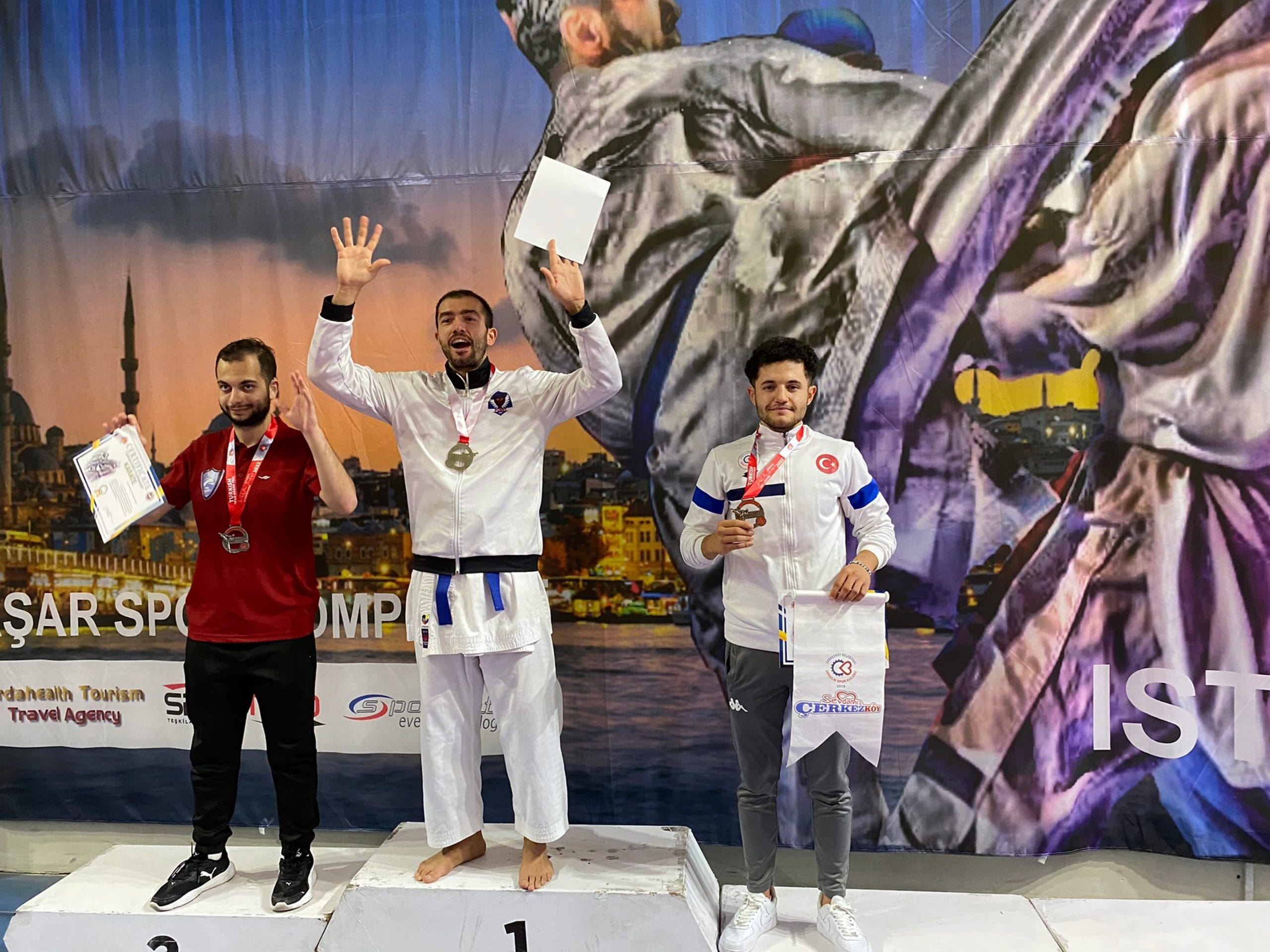 KARATE TAKIMI ŞAMPİYONADAN 2 MADALYA İLE DÖNDÜ