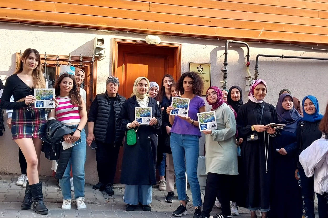 Üniversite öğrencisi kızlar Süleymanpaşa turunda