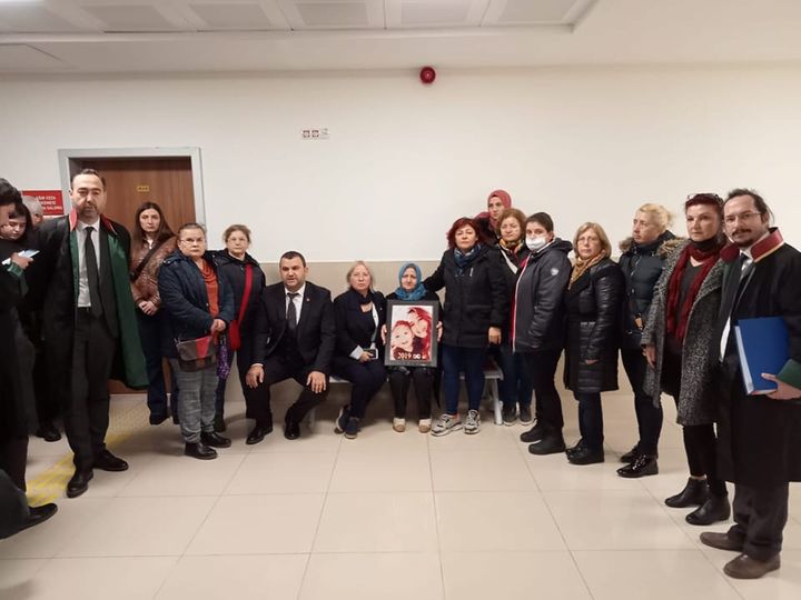 TEKİRDAĞ DA EŞİNİ VE OĞLUNU ÖLDÜREN KATİL İN DAVA DURUŞMASINA YOĞUN KATILIM
