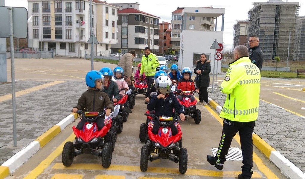 ÇORLU TRAFİK EĞİTİM PARKINDA ÖĞRENCİLERE YÖNELİK EĞİTİMLER ARALIKSIZ DEVAM EDİYOR
