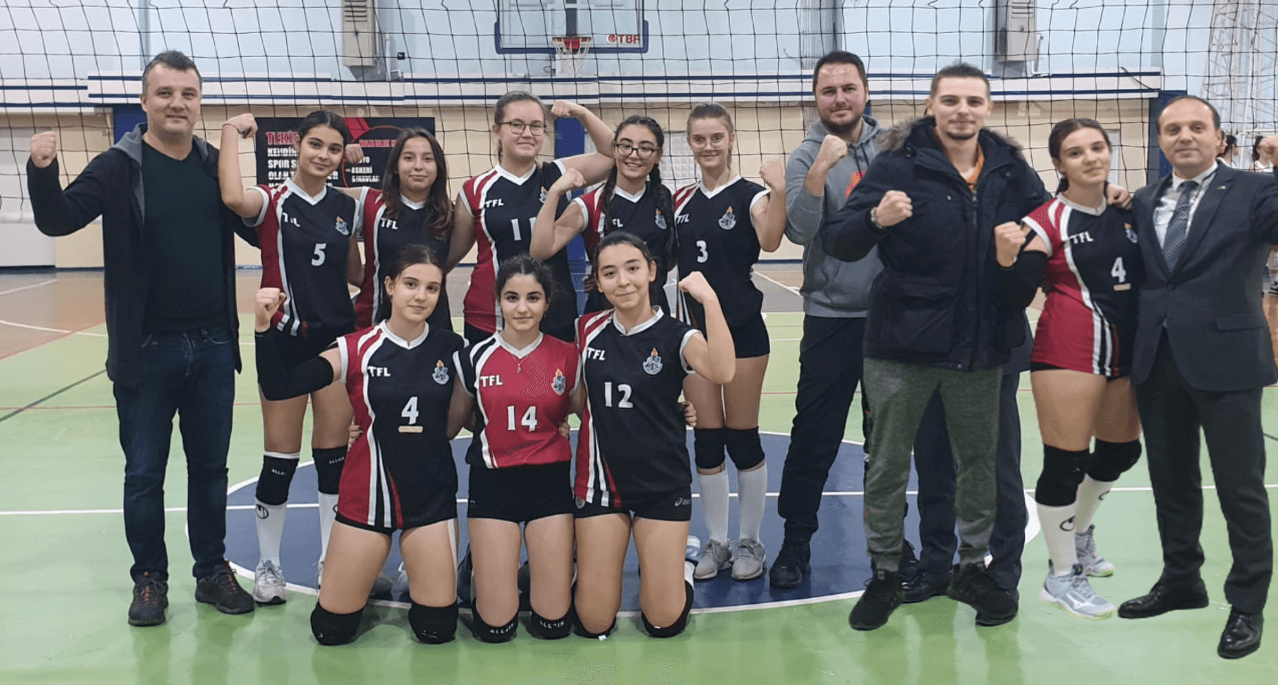 Bayan Voleybololunda Ebru Nayim Fen Lisesi Takımı FİNALE adını yazdırdı.