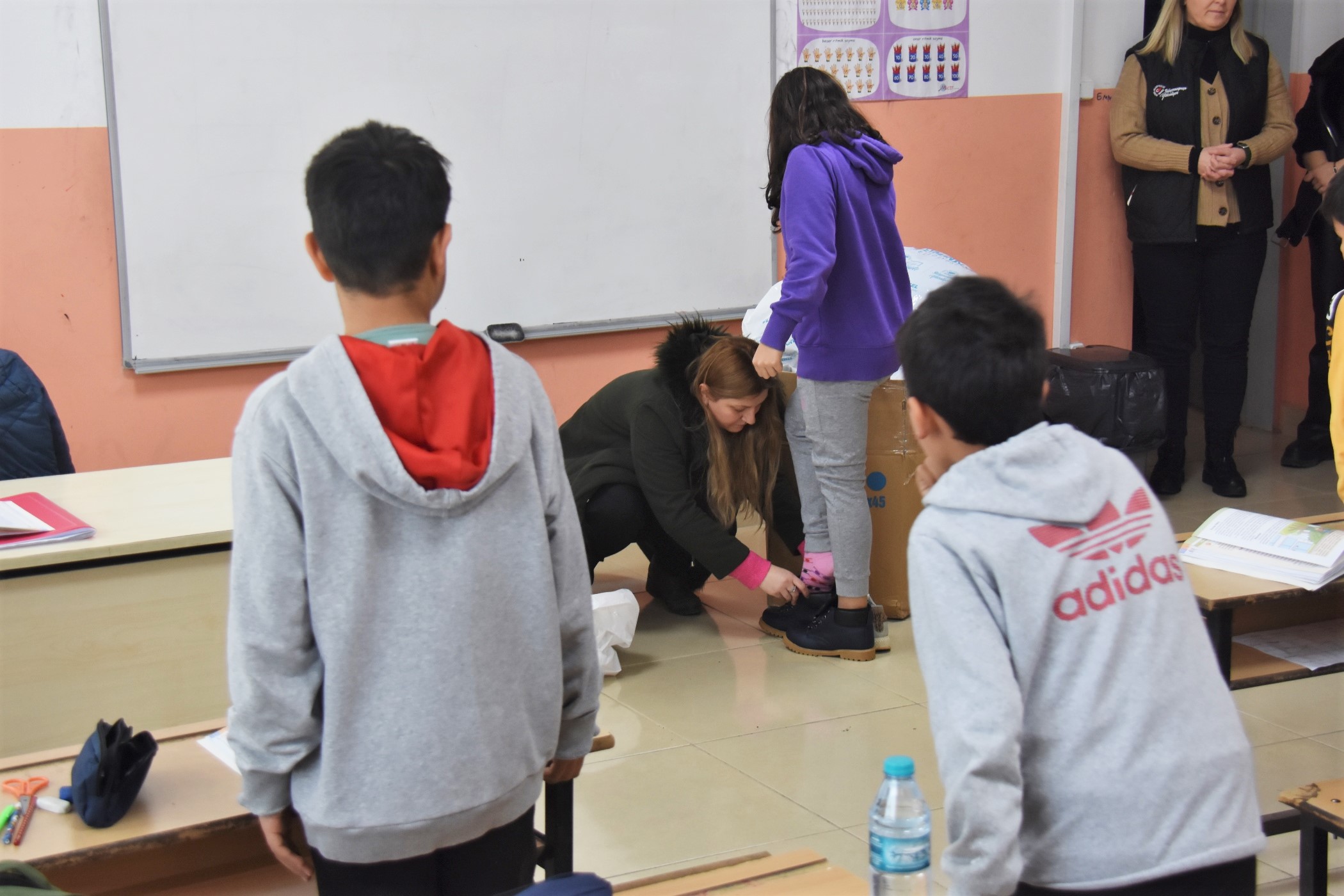 Süleymanpaşa Belediyesi ihtiyaç sahibi öğrencilere kışlık giyim desteğine devam ediyor