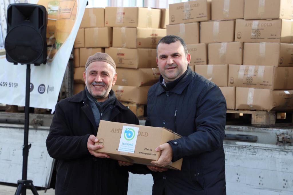 BÜYÜKŞEHİR BELEDİYESİ MURATLI’DA ARI KEKİ DAĞITIM TÖRENİ GERÇEKLEŞTİRDİ