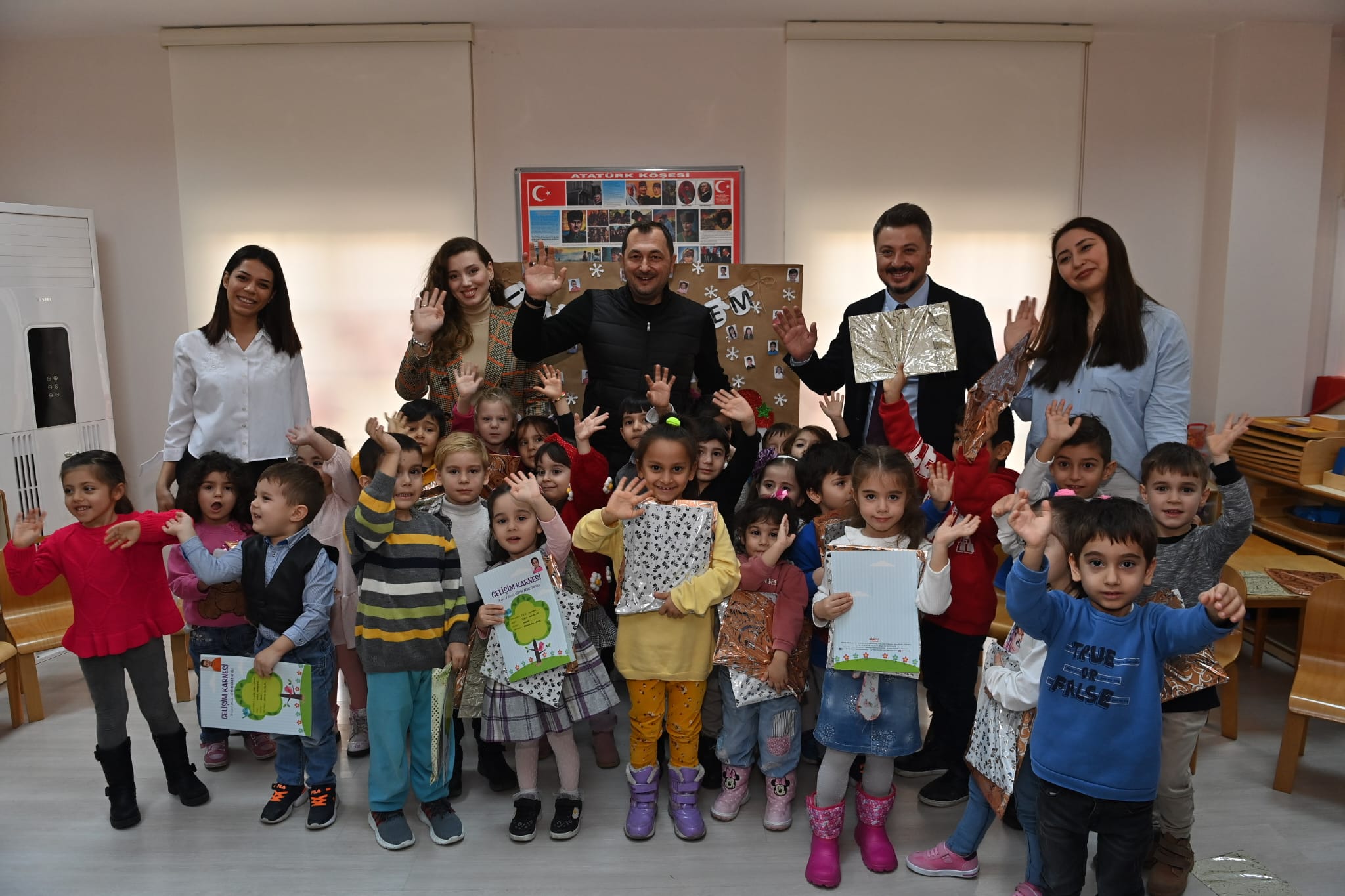 Başkan Yüksel öğrencilerin karne heyecanına ortak oldu