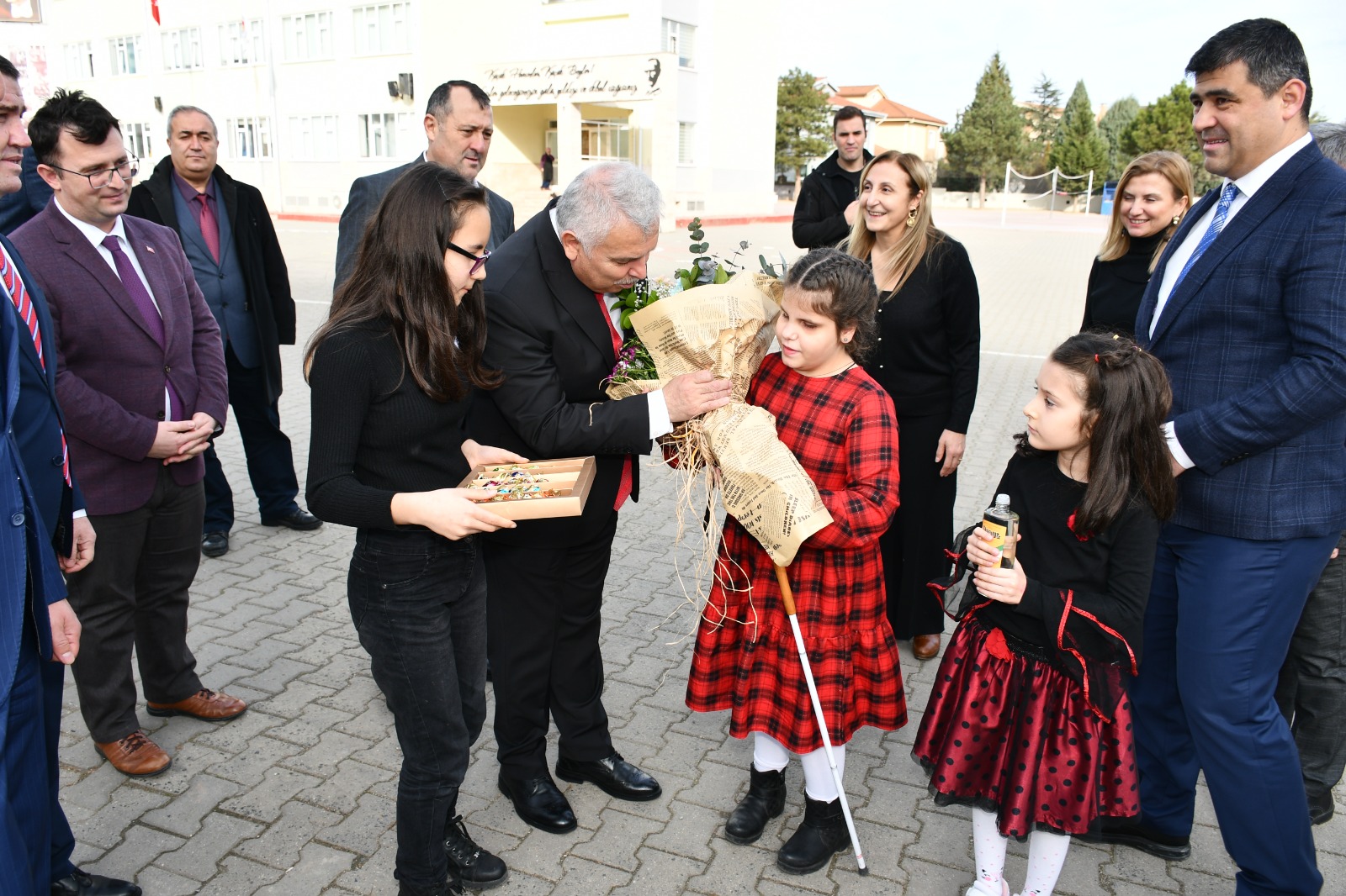 Vali Aziz Yıldırım Görme Engelliler Sınıfı Öğrencilerine Karnelerini Verdi