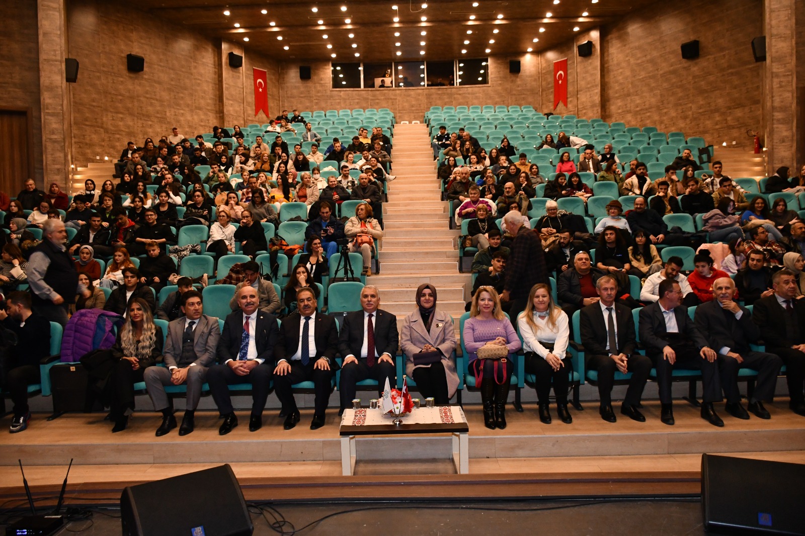 Vali Aziz Yıldırım ve Eşi Güllühan Yıldırım Yahya Kemal Beyatlı Konser & Şiir Dinletisi’ni İzledi