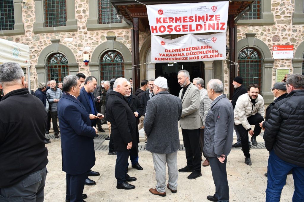 Vali Aziz Yıldırım Depremzedeler Yararına Düzenlenen Kermesin Açılışını Gerçekleştirdi