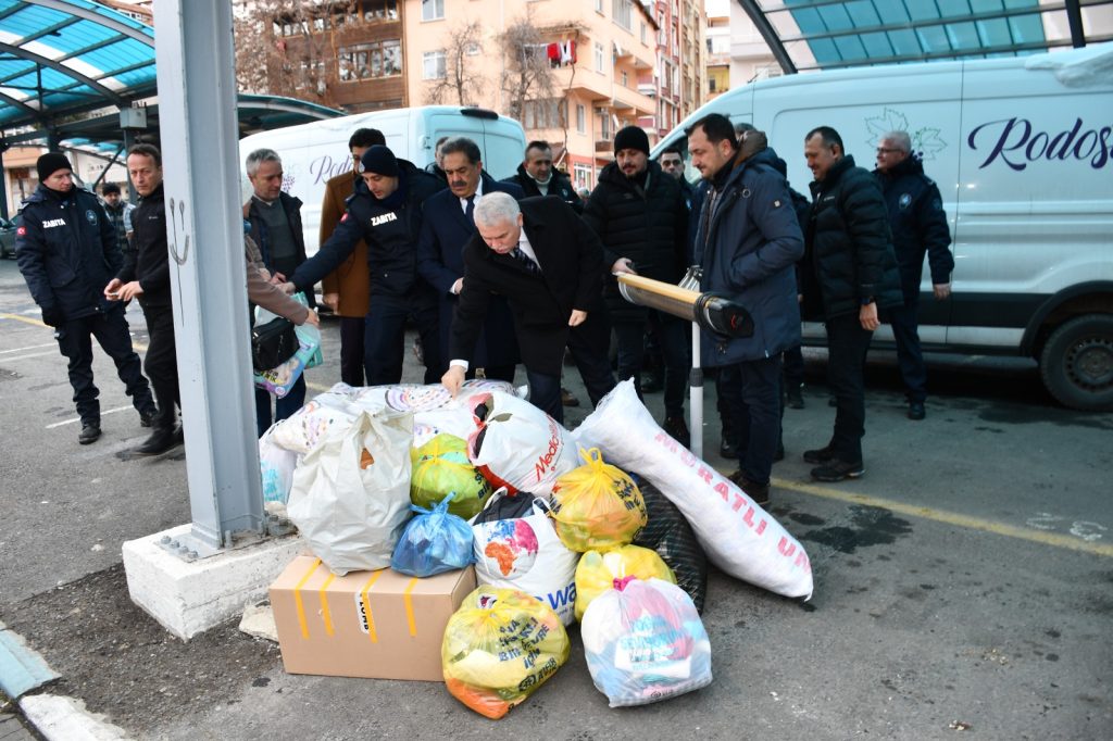 Vali Aziz Yıldırım Deprem Bölgesine İnsani Yardım Malzemesi Toplanan Noktaları Ziyaret Ederek İncelemelerde Bulundu