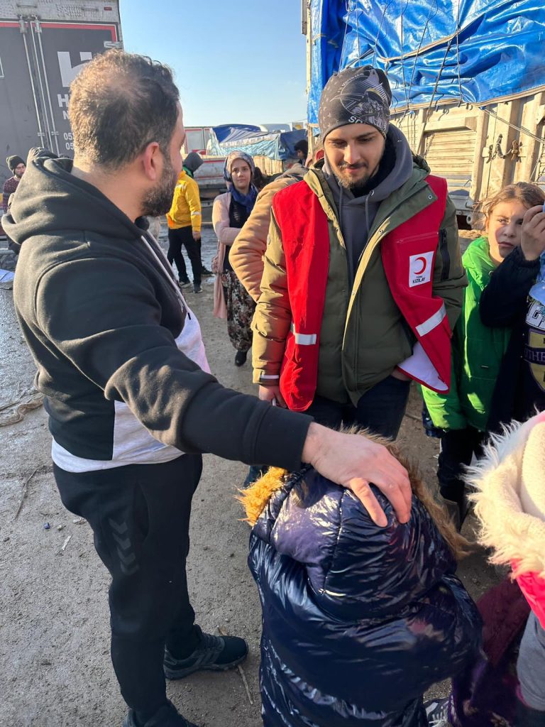 Depremden Etkilenen BölgelerdeNKÜ Öğrencileri ve Mezunları İnsani Yardım, Arama Kurtarma ve İlk Yardım Çalışmalarına Destek Oluyor