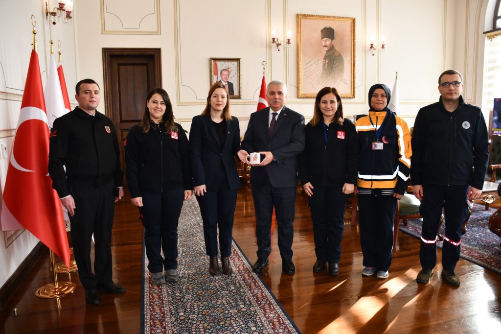 112 Acil Çağrı Merkezi’nin Öneminin Daha İyi Anlaşıldığı Bu Günlerde 112 Acil Çağrı Merkezi Müdürü Vali Aziz Yıldırım’ı Makamında Ziyaret Etti