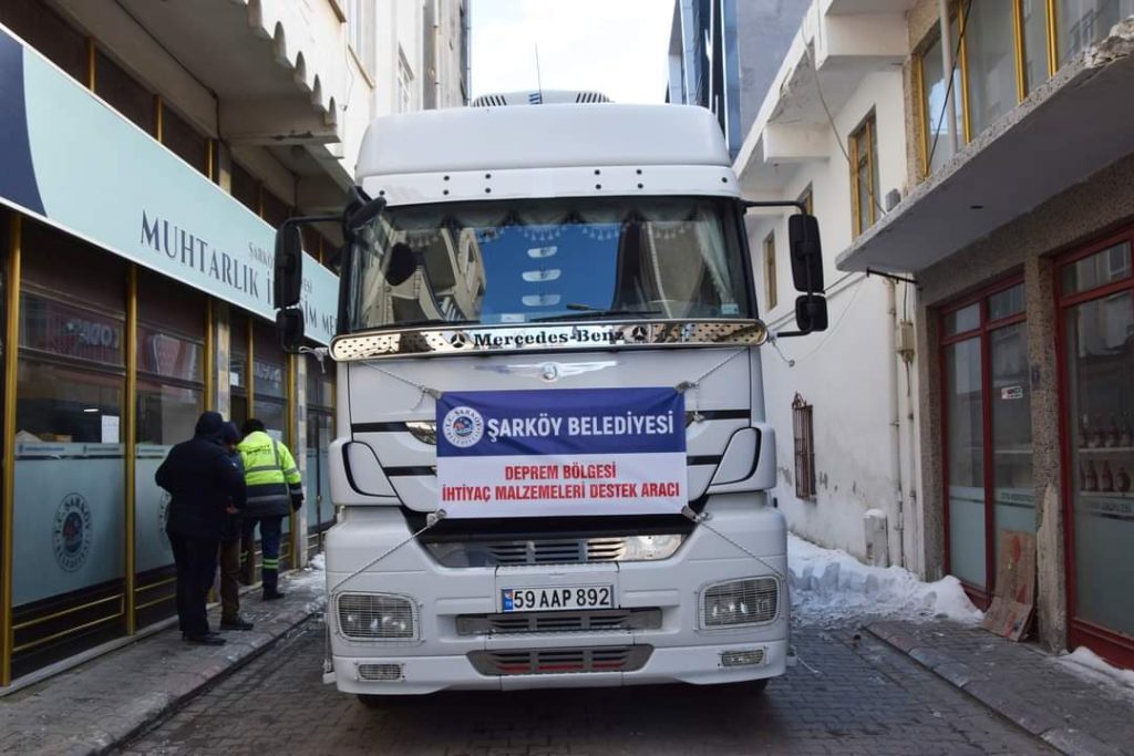 ŞARKÖY BELEDİYESİ AFET BÖLGESİNE YARDIM ELİ UZATTI