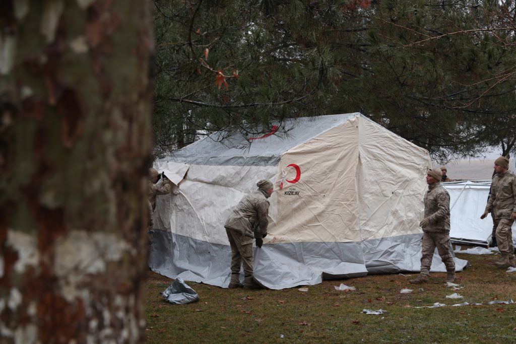 KIZILAY’IN SEVK ETTİĞİ 10 BİN KİŞİLİK ÇADIRLAR KURULMAYA BAŞLANDI