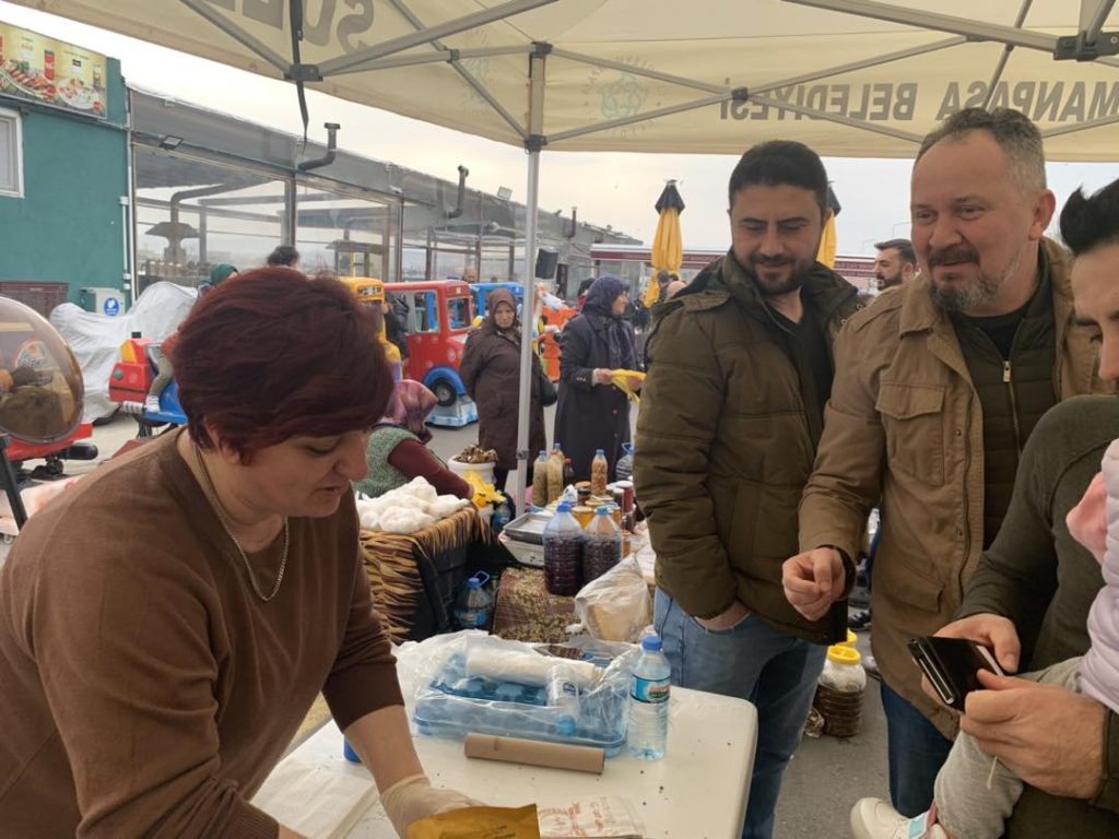 Ak parti İl başkan yardımcıları, kadın kollarının düzenlediği ve geliri deprem bölgesine gönderilecek kermese