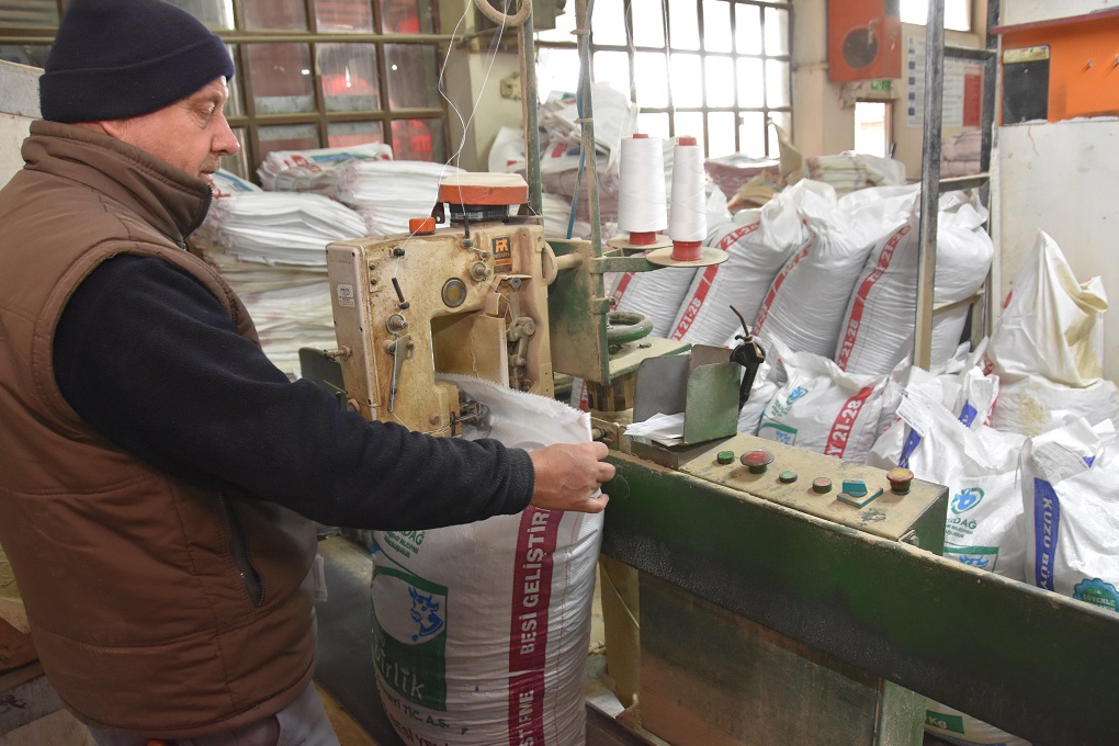 BÜYÜKŞEHİRDEN DEPREM BÖLGESİNE YEM DESTEĞİ