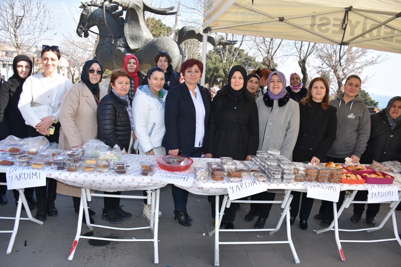 AK PARTİ KADIN KOLLARI DEPREMZEDELERE YARDIM KERMESİ