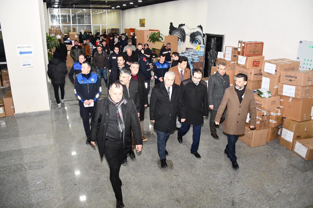 Vali Aziz Yıldırım Yardım Malzemelerinin Toplandığı Kapaklı Kaymakamlığını ve Kapaklı Kültür Merkezi’ni Ziyaret Etti