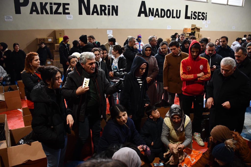 Vali Aziz Yıldırım Yardım Malzemelerinin Toplandığı Çorlu Belediyesi Kültür Merkezi’ni Ziyaret Etti