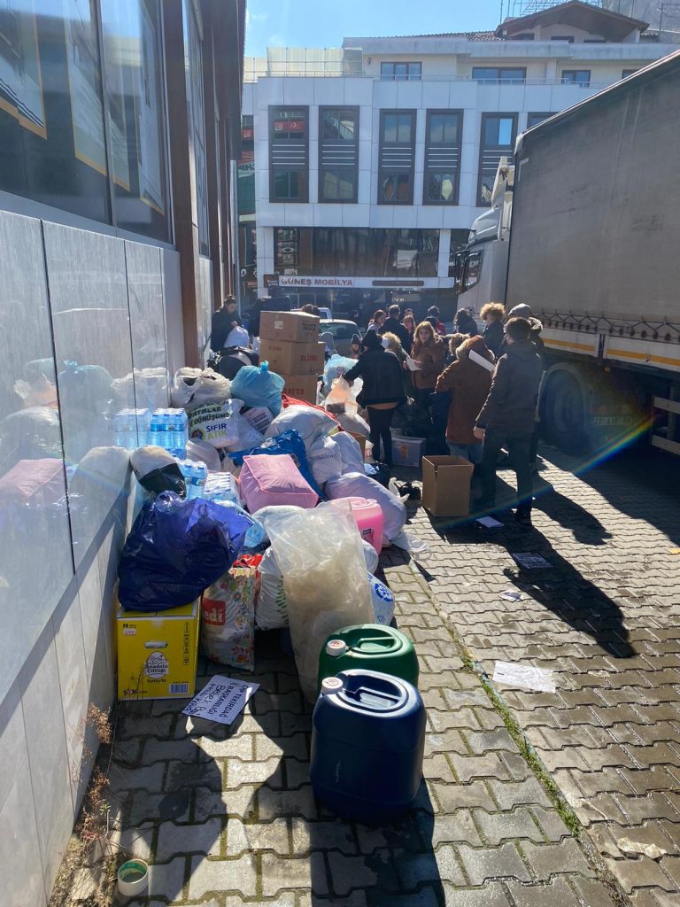 CHP Süleymanpaşa’da Y ve Z kuşağı Damgası İki tır yardım topladılar.