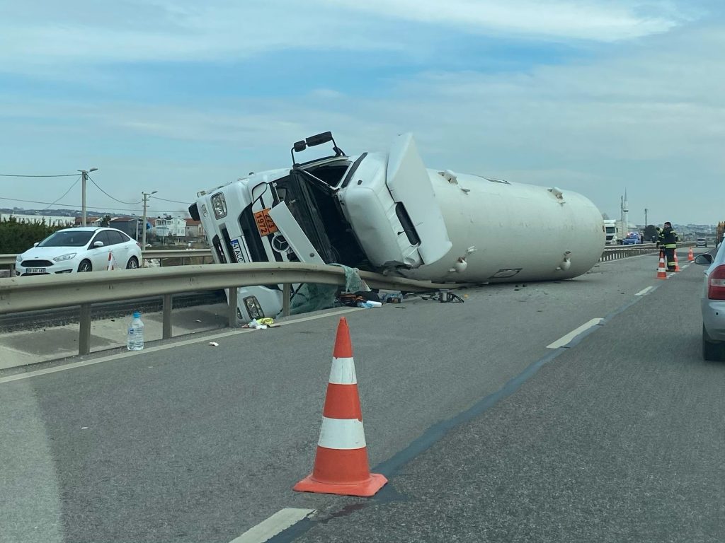 Trafik kazasında, trafik her iki yönden de tek şeritten kontrollü olarak sağlanıyor.