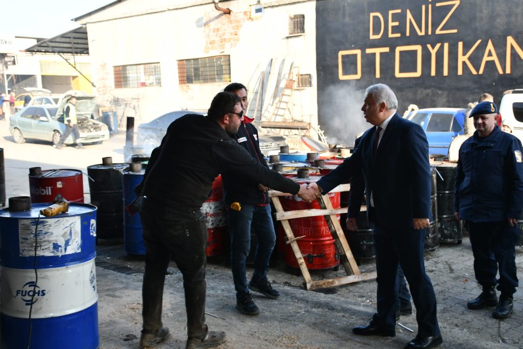 Vali Aziz Yıldırım Afet Bölgesine Gönderilmek Üzere Soba İmalatı Yapılan Yeniçiftlik Sanayi Sitesi’nde İncelemelerde Bulundu