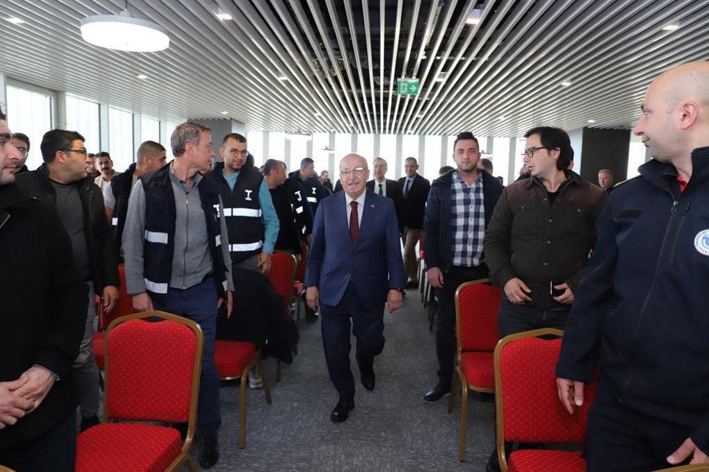 BAŞKAN ALBAYRAK, DEPREM BÖLGESİNDE GÖREV ALAN KAHRAMAN PERSONELLE KUCAKLAŞTI