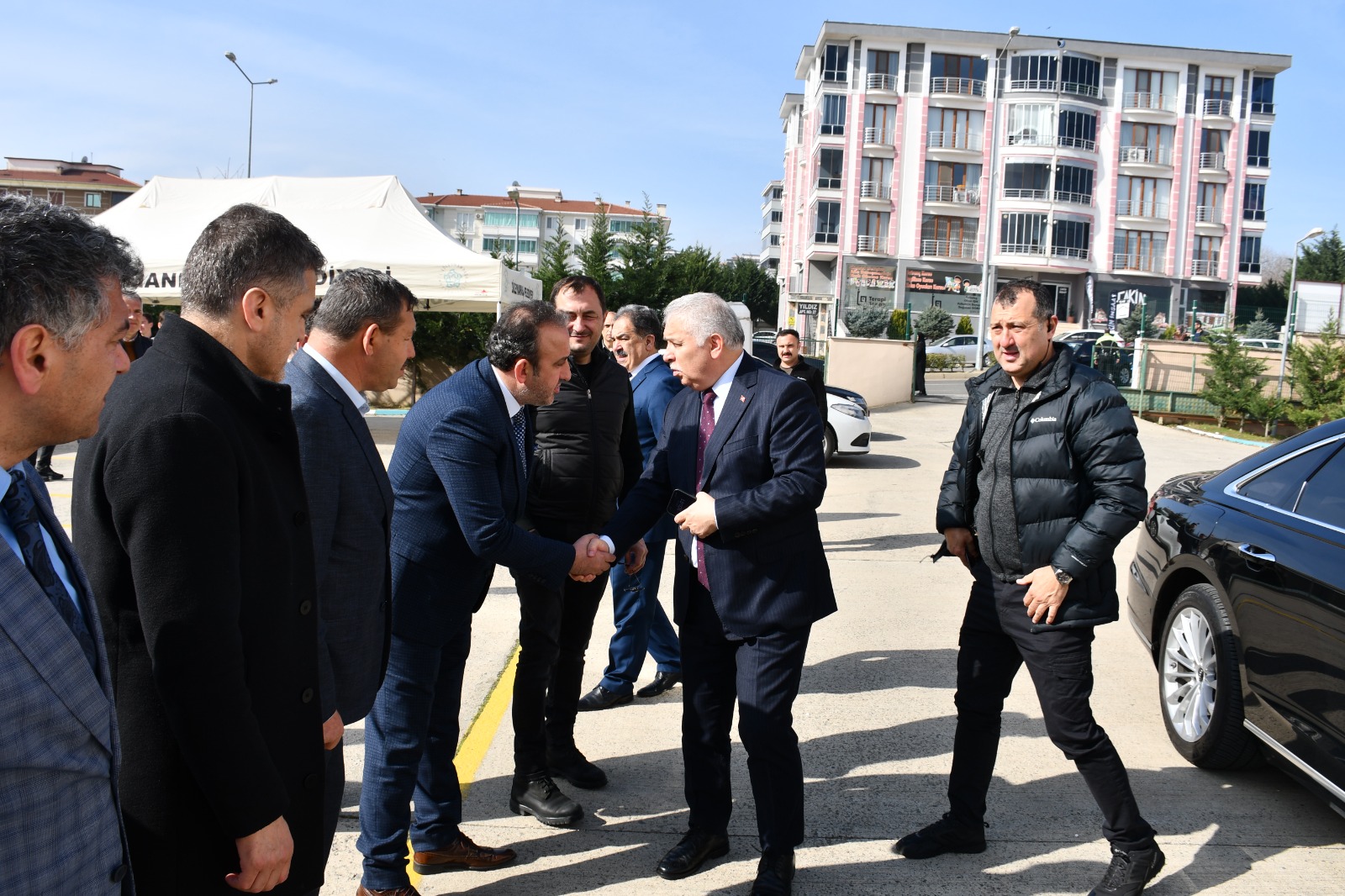 Vali Aziz Yıldırım Depremzedeler Yararına Düzenlenen Kermesi Ziyaret Etti
