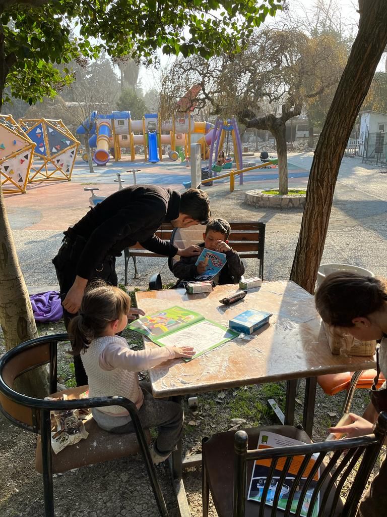 Çevik Kuvvet Personelimiz Depremzede Vatandaşlarımıza Hizmet Vermeye Devam Etmektedir