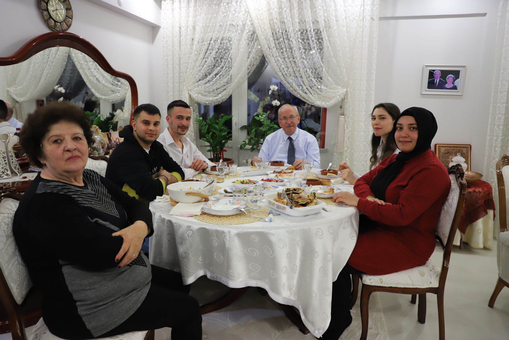 BAŞKAN KADİR ALBAYRAK GENÇLERİ İFTAR SOFRASINDA EVİNDE AĞIRLADI