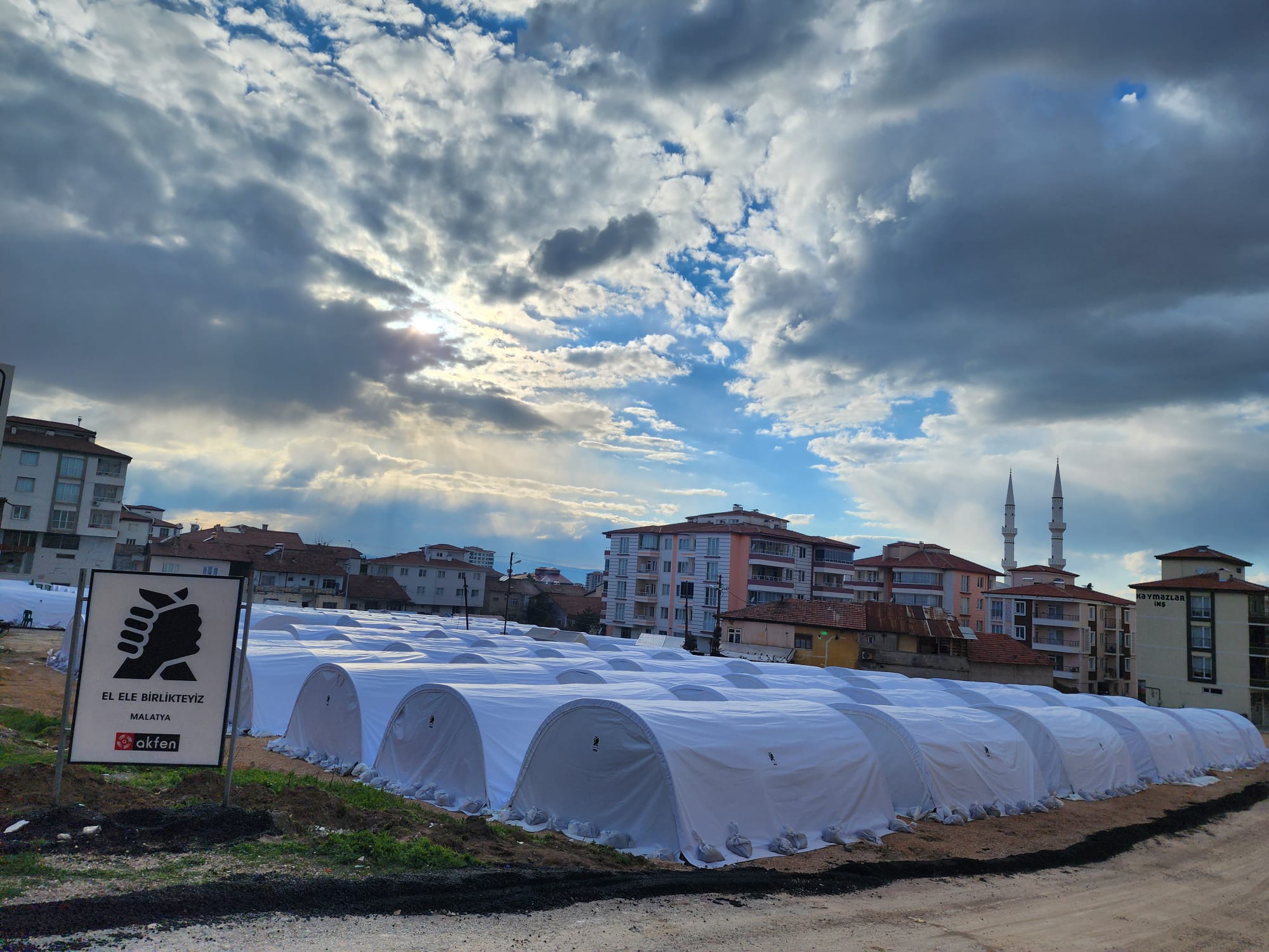 6 Şubat’taki depremlerden etkilenen Malatya’da, Akfen’in çadır kent oluşturma çabaları devam ediyor.