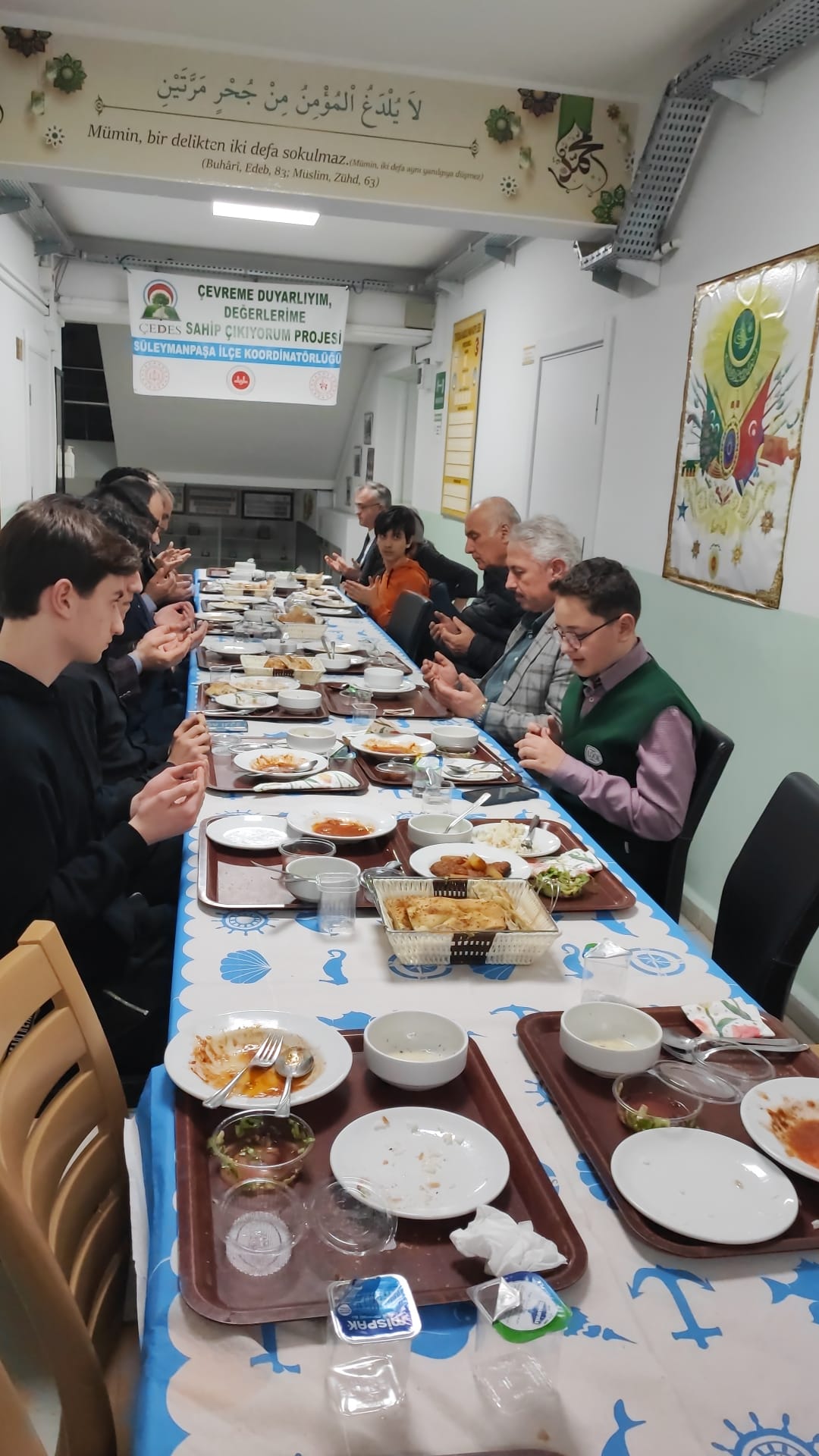 Depremzede öğrencilere iftar programı tertip edildi.