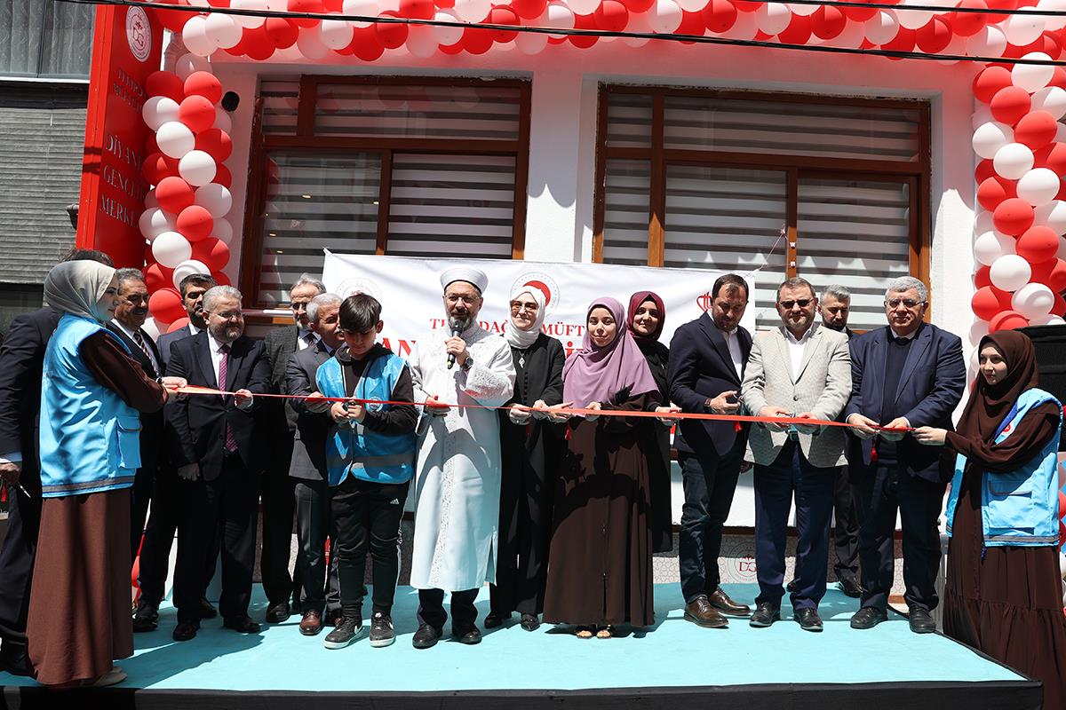 “Gençlerimizi daha iyi yetiştirmek için büyük bir gayretin içerisinde olacağız”