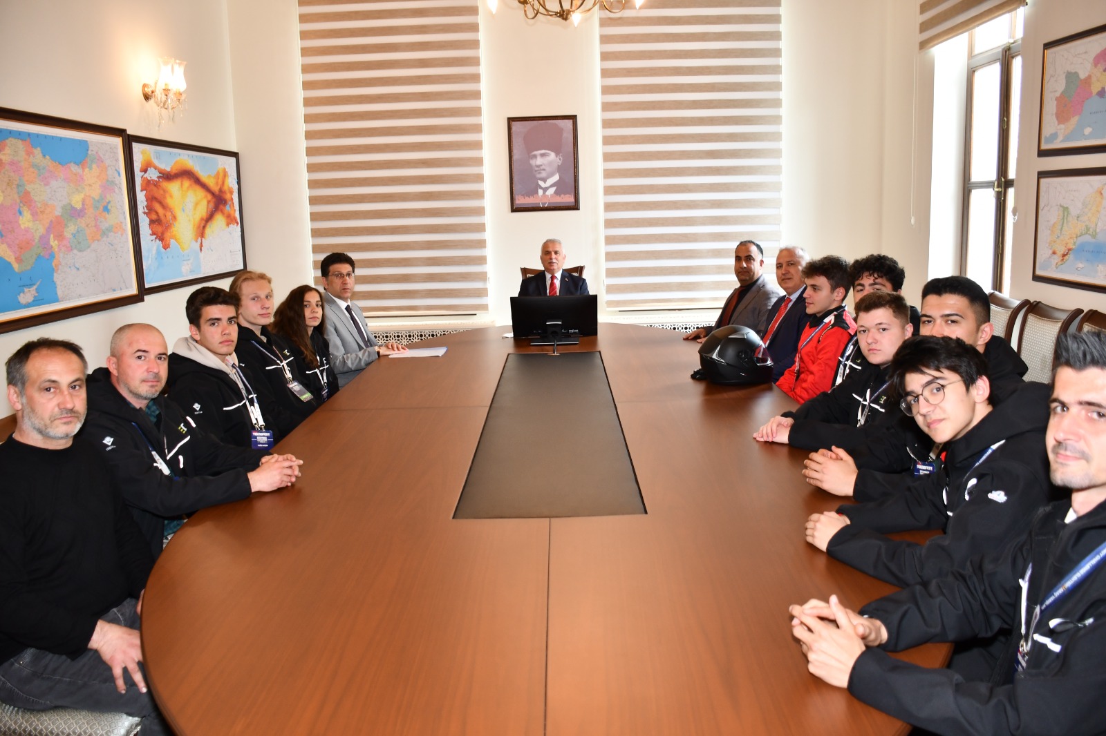 Vali Aziz Yıldırım Liselerarası Elektrikli Araç Tasarlama Yarışmasında Ödül Alan Öğrencileri Makamında Kabul Etti