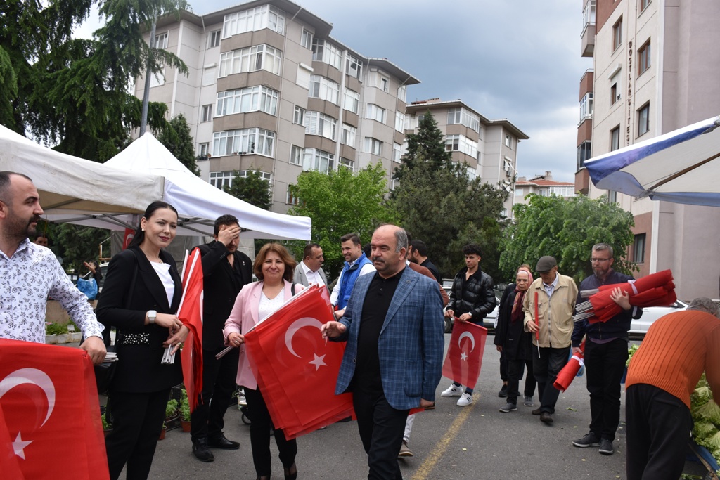 CUMHUR İTTİFAKI HÜRRİYET MAHALLESİ CUMARTESİ PAZARINDA BAYRAK DAĞITTI