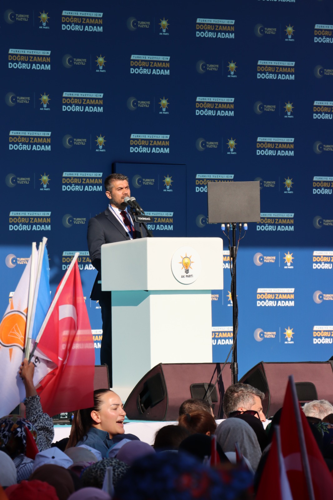 Çiçeği burnunda Akparti İl başkanı İlk Mitinginde Şow yaptı