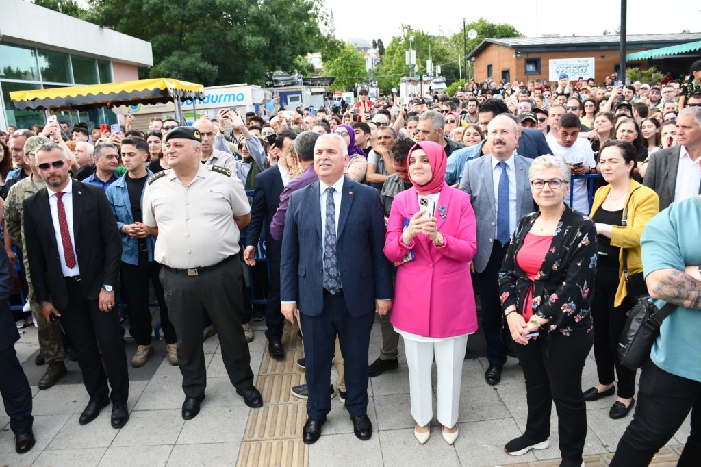 Vali Aziz Yıldırım ve Eşi Güllühan Yıldırım SOLOTÜRK’ün Gösterisini İzledi