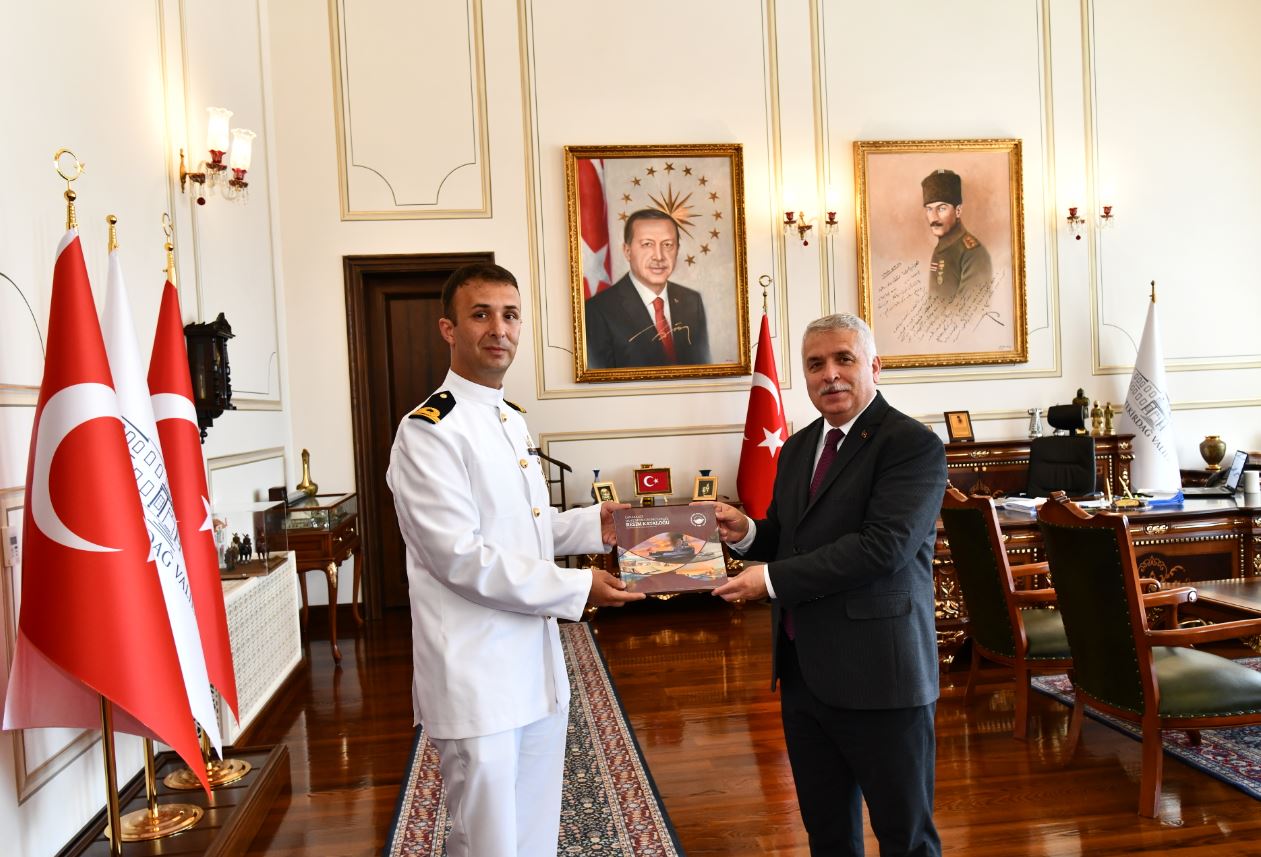 TCG Nusret Deniz Müze Gemisi Komutanı Vali Aziz Yıldırım’ı Ziyaret Etti