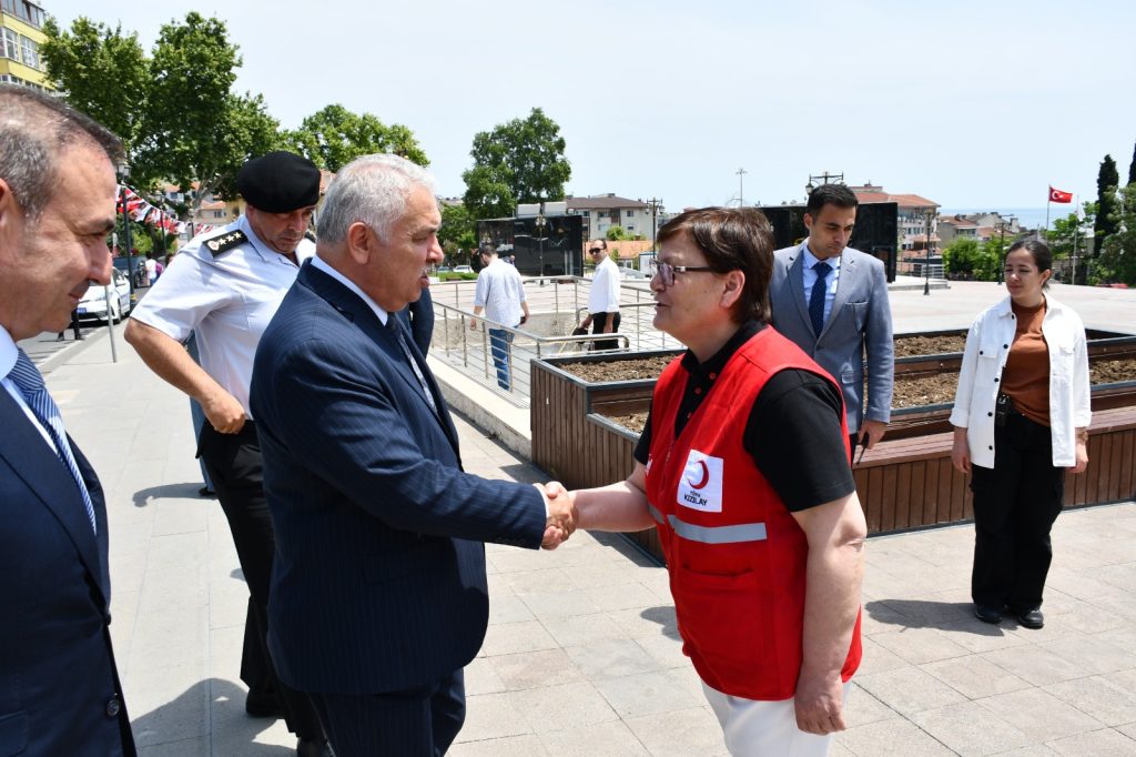 Vali Aziz Yıldırım Kan Bağış Noktası’nı Ziyaret Etti