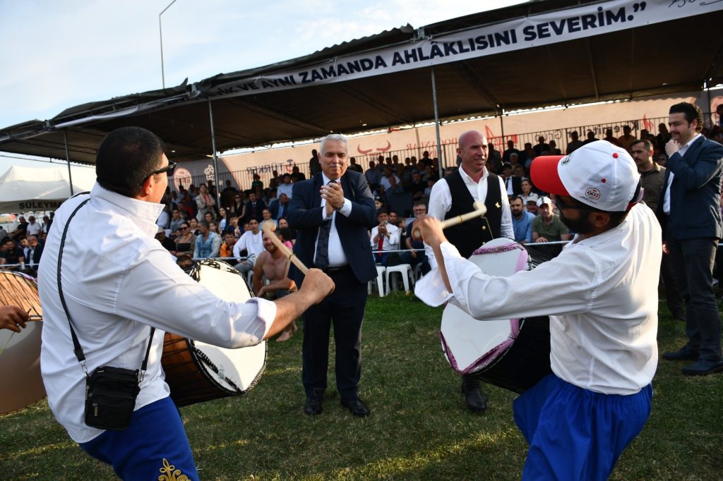 Vali Aziz Yıldırım Başpehlivan İsmail Koç’a Kupa ve Madalyasını Taktim Etti