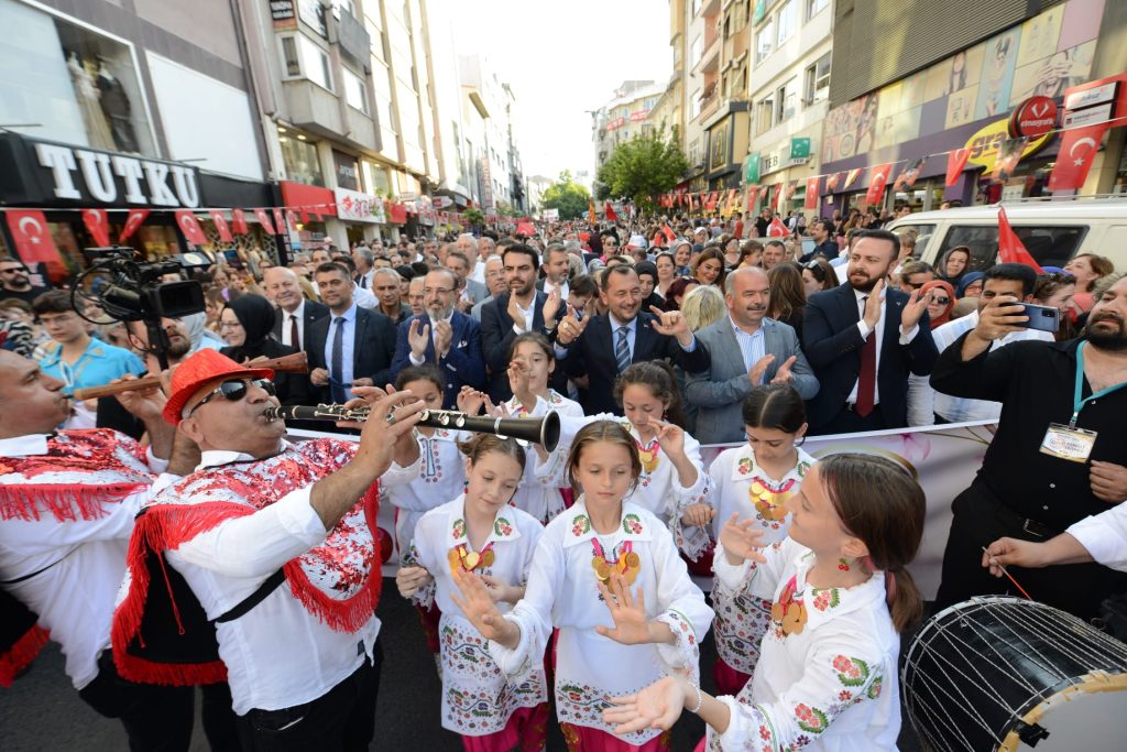 Kiraz Festivali ikinci gününde on binleri ağırladı