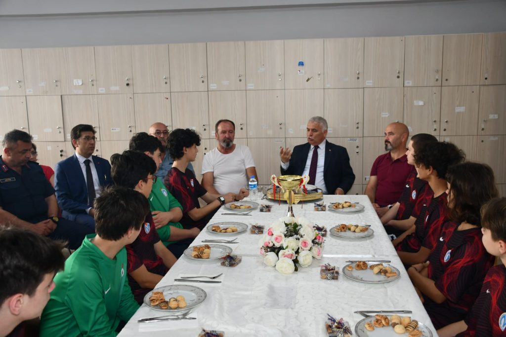 Vali Aziz Yıldırım Futsal Türkiye Şampiyonası’nda Türkiye Şampiyonu Olan Öğrencileri Tebrik Etti