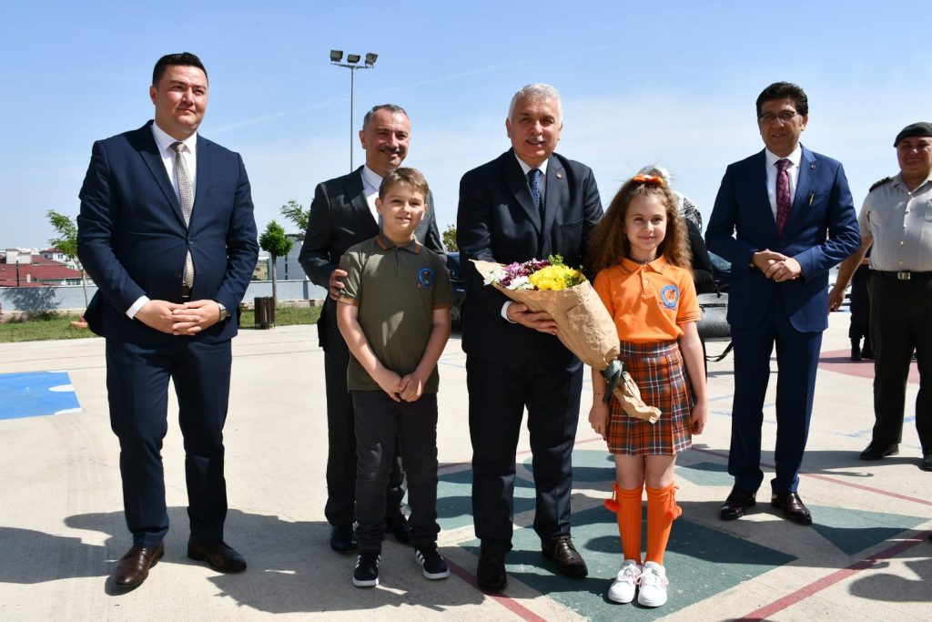 İlkokul Öğrencileri Karnelerini Vali Aziz Yıldırım’dan Aldılar