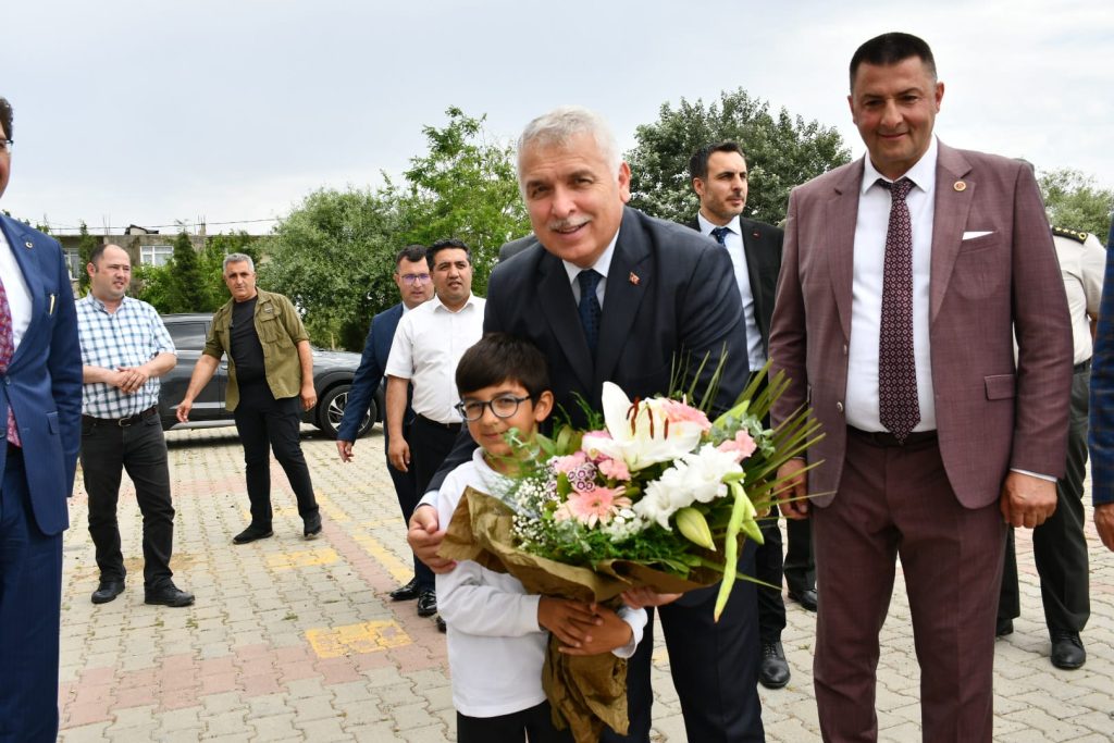 Vali Aziz Yıldırım Okuma Yazma ve Temel Eğitim Kursu Alan Vatandaşlarımıza Belgelerini Taktim Etti