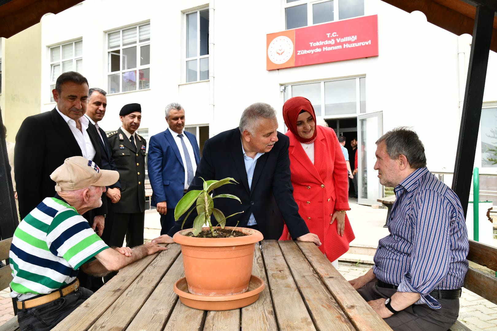 Vali Aziz Yıldırım ve eşi Güllühan Yıldırım Zübeyde Hanım Huzurevi ve Malkara Huzurevi Yaşlı Bakım ve Rehabilitasyon Merkezi’ni Ziyaret Etti