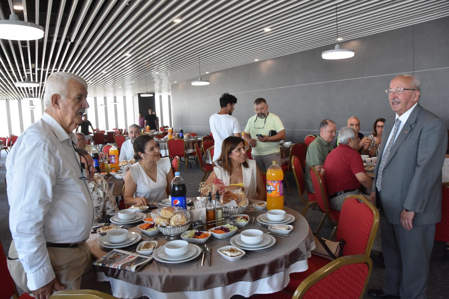 BAŞKAN KADİR ALBAYRAK KÖŞE YAZARLARIYLA BİR ARAYA GELDİ