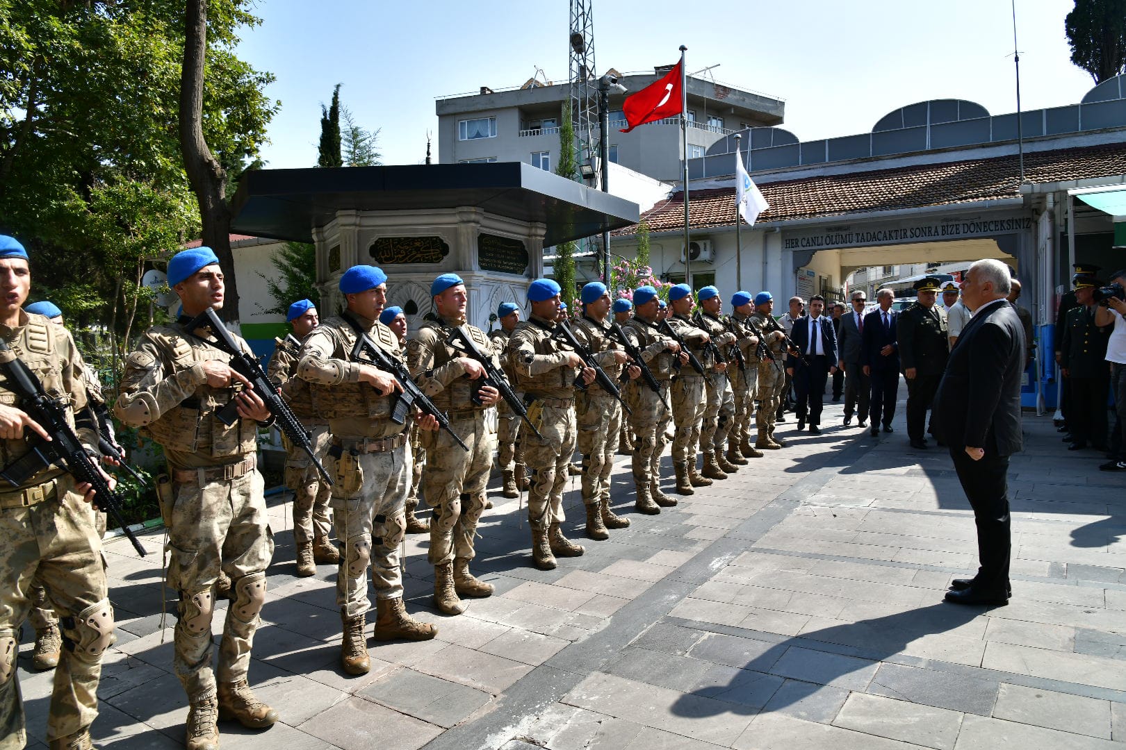 Vali Aziz Yıldırım 15 Temmuz Demokrasi ve Milli Birlik Günü Münasebetiyle Şehitliği Ziyaret Etti