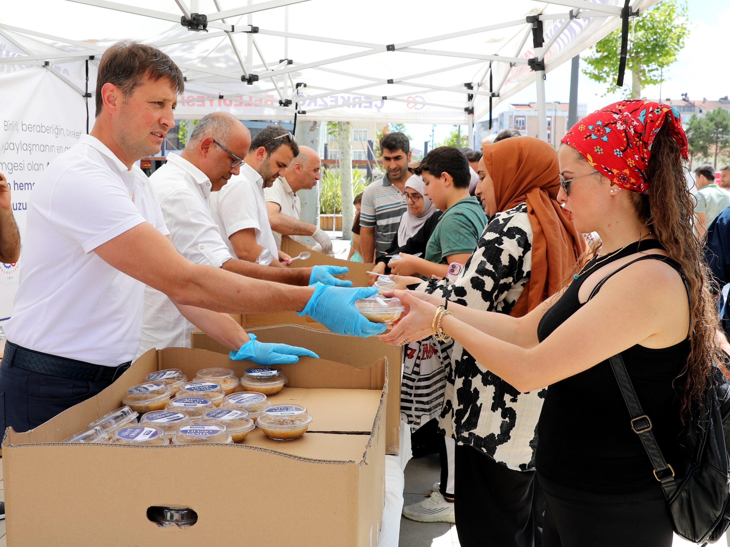 ÇERKEZKÖY BELEDİYESİ AŞURE DAĞITTI